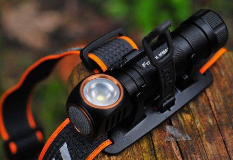 Мощный Г-образный налобный фонарь Fenix HM61R