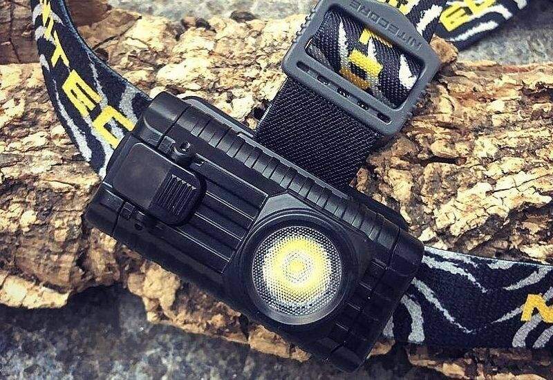 Легкий и удобный налобный фонарь Nitecore HA23 работает от пары батареек АА