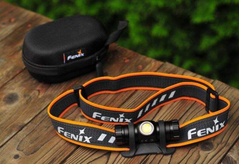 Fenix HM23: компактный и прочный налобный фонарь с нейтральным белым светом