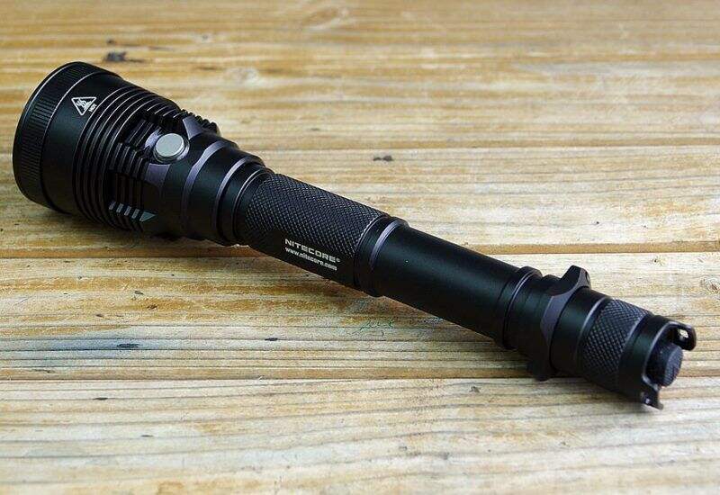 Яркий и надёжный светодиодный фонарь Nitecore MT42 походит для повседневного и тактического использования
