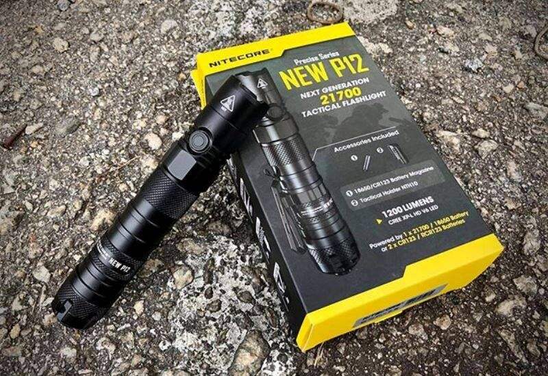 Многоцелевой тактический фонарь Nitecore NEW P12 питается от аккумулятора 21700