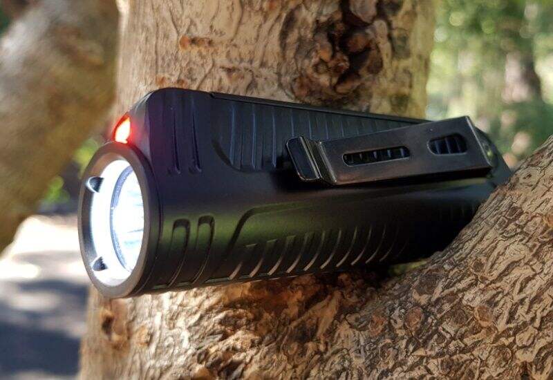 Тактический фонарь Nitecore P18 имеет необычный дизайн, два источника света и выдаёт до 1800 люмен яркости