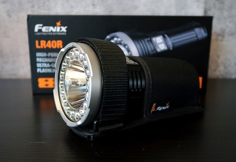 Мощный поисковый фонарь Fenix LR40R