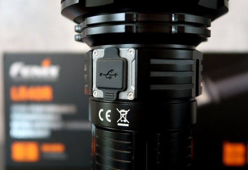 Мощный поисковый фонарь Fenix LR40R