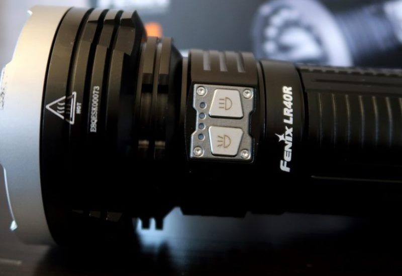 Мощный поисковый фонарь Fenix LR40R