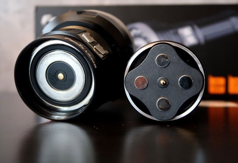 Мощный поисковый фонарь Fenix LR40R