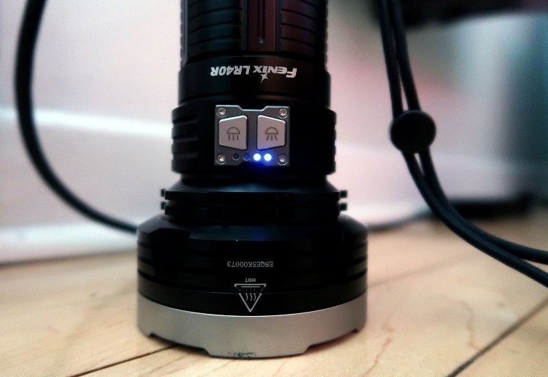 Мощный поисковый фонарь Fenix LR40R