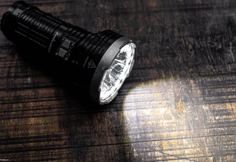 Мощный поисковый фонарь Fenix LR40R