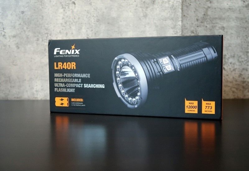 Мощный поисковый фонарь Fenix LR40R