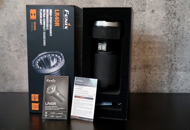 Мощный поисковый фонарь Fenix LR40R