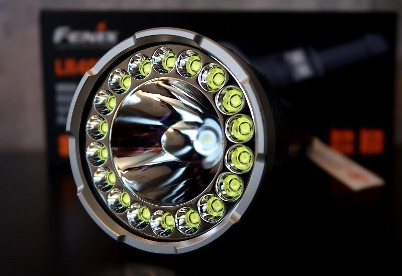 Мощный поисковый фонарь Fenix LR40R