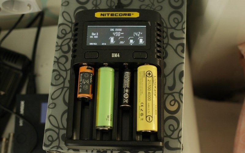 Зарядное устройство Nitecore UM4