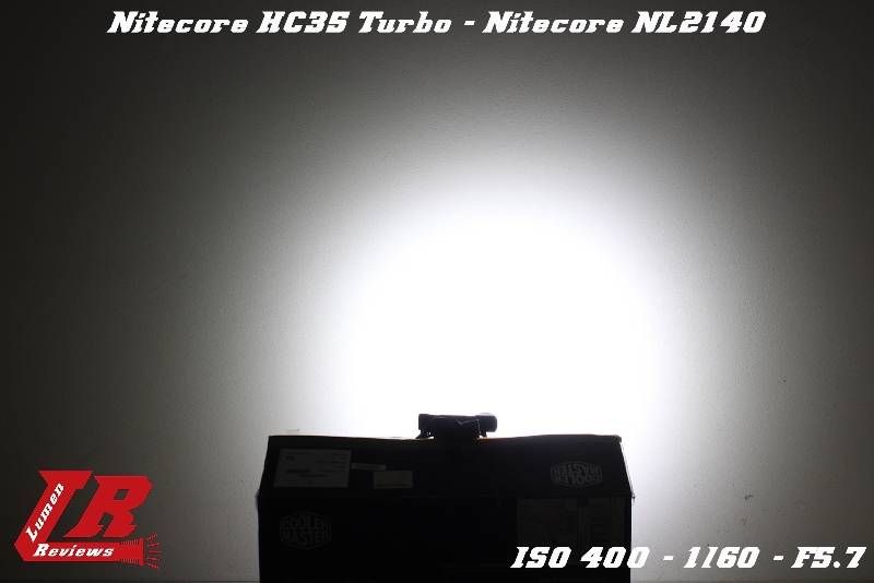 Г-образный налобный фонарь Nitecore HC35
