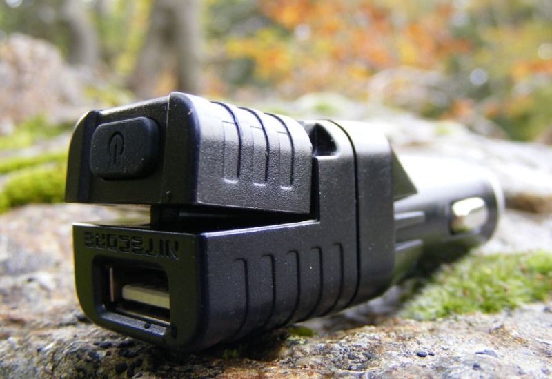 Автомобильное зарядное устройство Nitecore VCL10