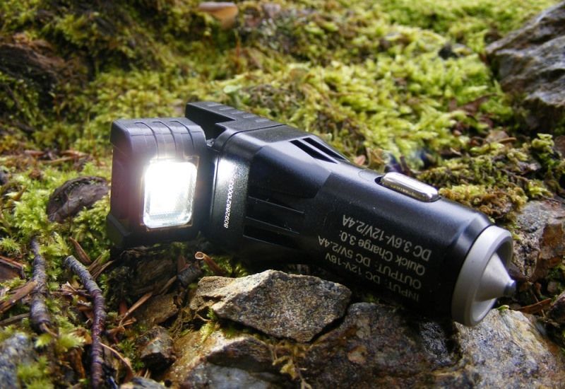 Автомобильное зарядное устройство Nitecore VCL10